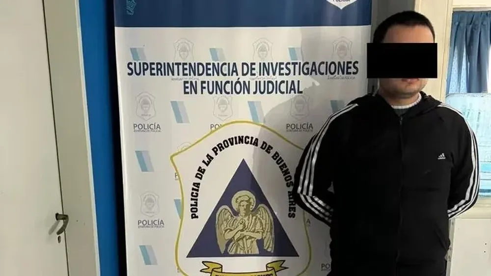 El acusado detenido.