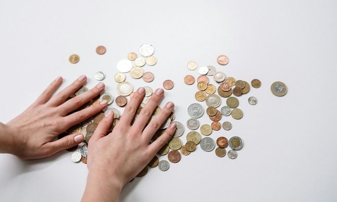 Las monedas antiguas, de las que circulan pocos ejemplares, pueden venderse por miles de dólares en las subastas. Pexels