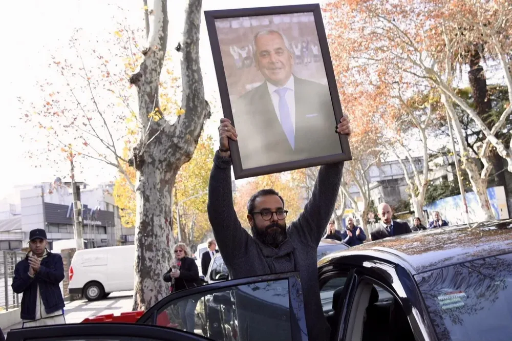 Martín Fuentes con el retrato de su padre José