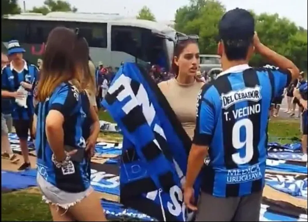 Hinchas de Liverpool en el Campeón del Siglo