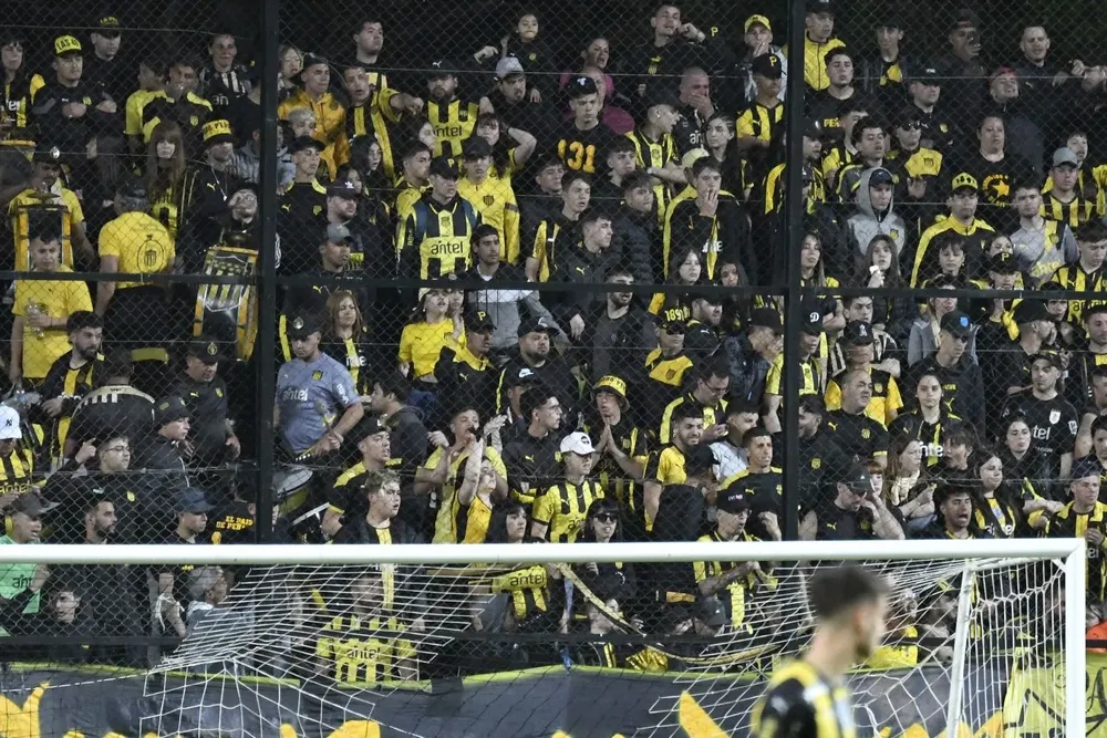 Hinchada de Peñarol en el Parque Viera