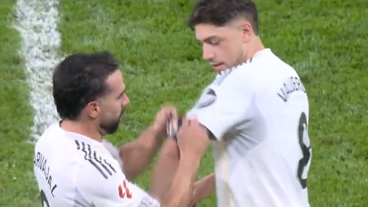 El gesto de Dani Carvajal en su despedida de Real Madrid, legándole el brazalete de capitán principal a Federico Valverde, mientras esperan a José Mourinho; mirá el video