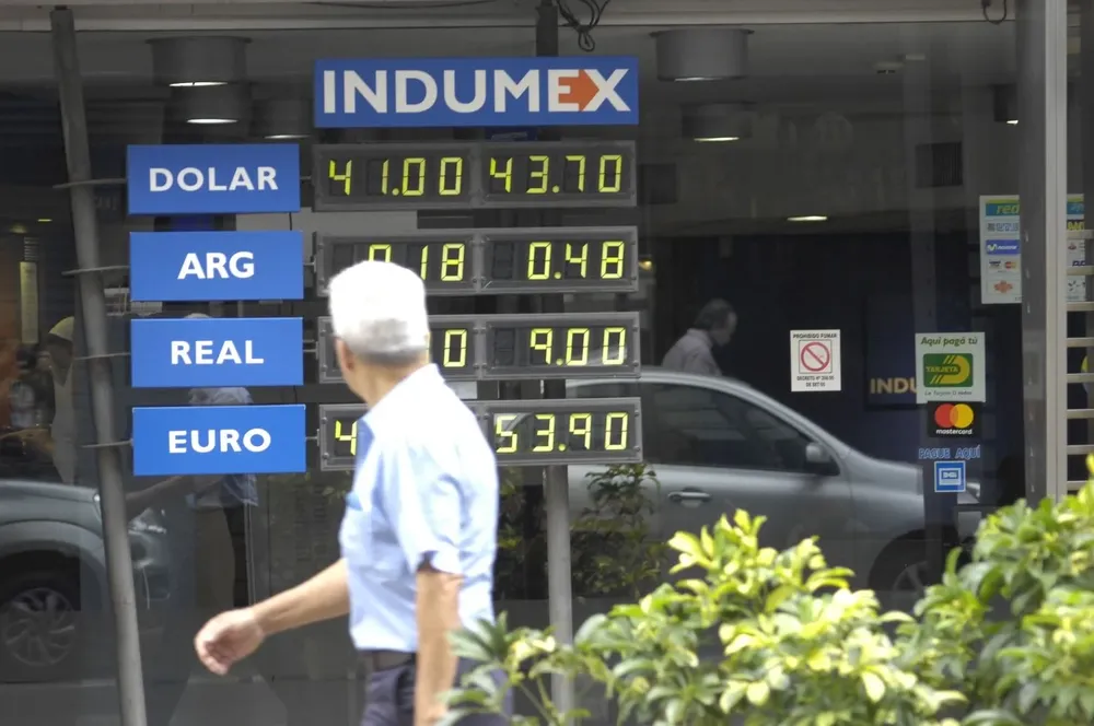 El dólar mayorista cerró estable este viernes a $ 42,85.