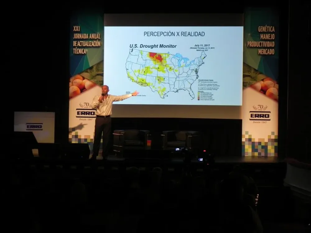 Pedro Dejneka fue uno de los expositores ante unas 600 personas que llenaron la sala.