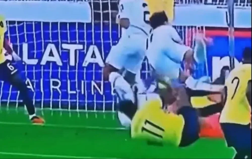 La jugada de Pellistri en la que Castrilli consideró que hubo penal para Uruguay