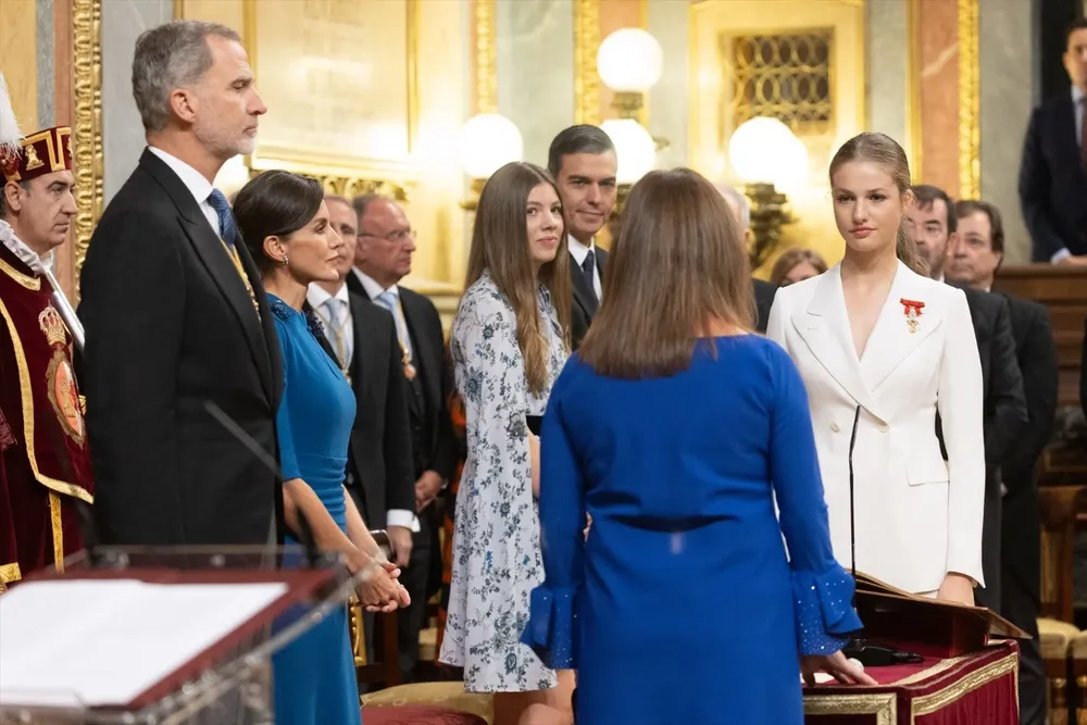 La princesa Leonor (1d) durante el acto de jura de la Constitución ante las Cortes Generales.