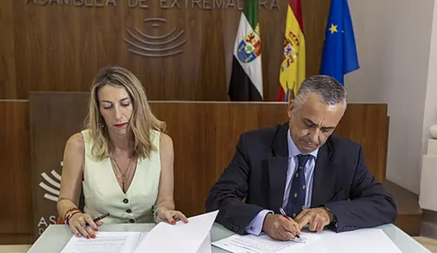 María Guardiola y Ángel Pelayo, en la firma del acuerdo de gobierno de coalición entre PP y VOX