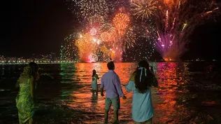 En esta foto de archivo tomada el 31 de diciembre de 2019, las personas celebran mientras ven los tradicionales fuegos artificiales de Año Nuevo en la playa de Copacabana en Río de Janeiro, Brasil.