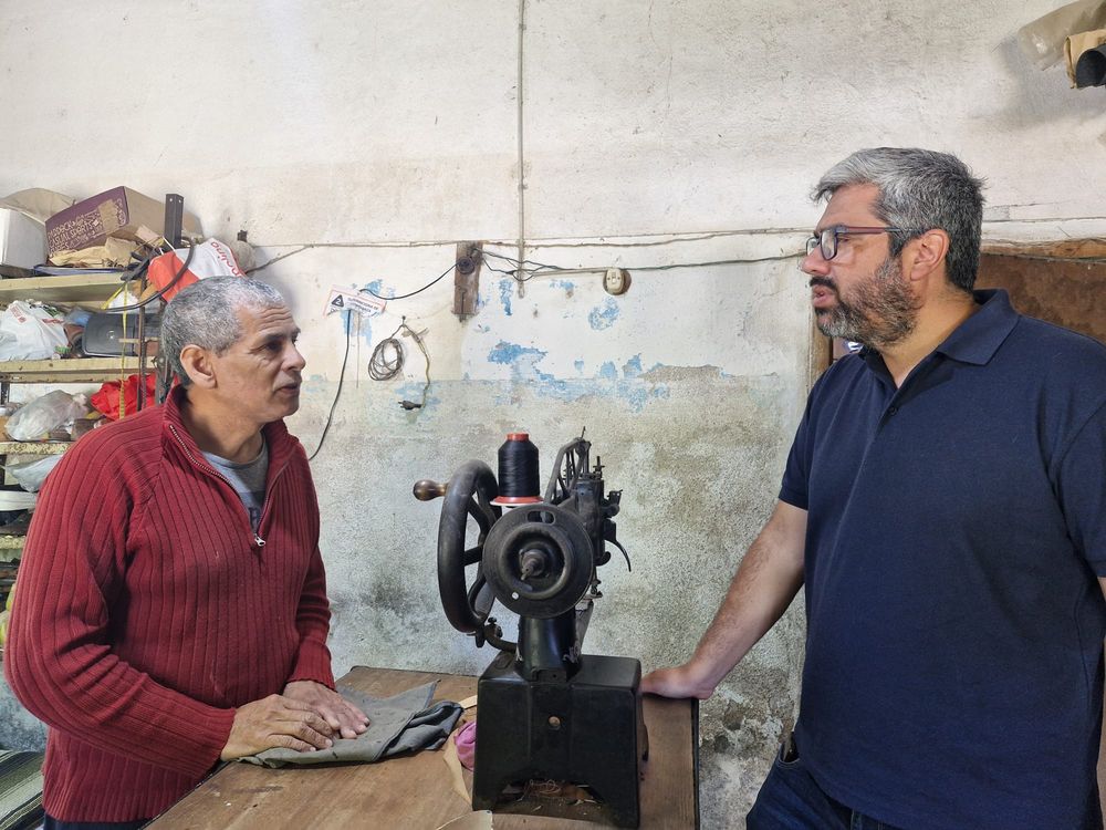 Aidemar González, diputado electo del Frente Amplio, junto al militante comunista Jara López, zapatero en el barrio La Bolsa