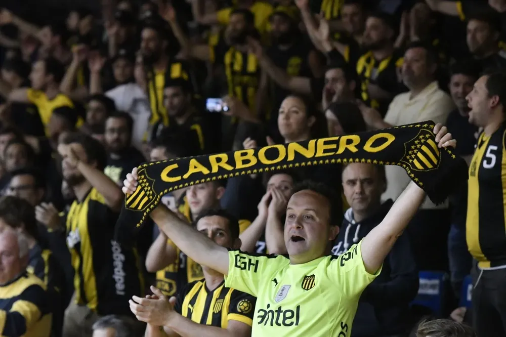 Hinchas de Peñarol en básquetbol