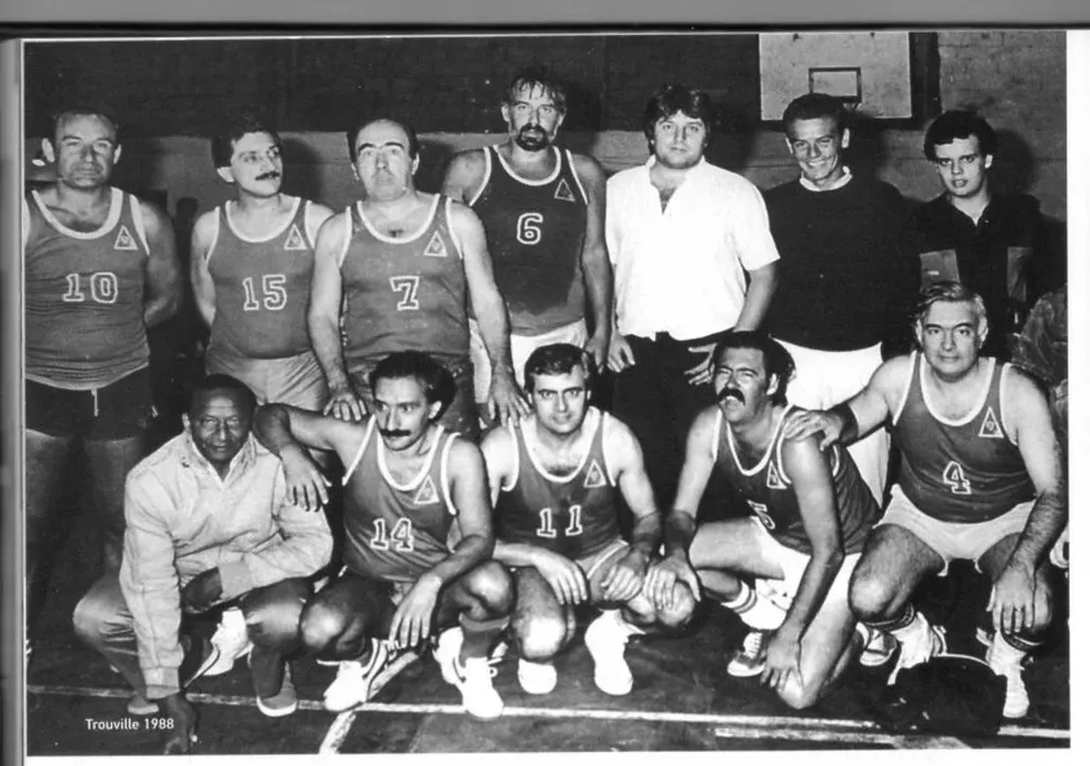 Izuibejeres, el segundo agachado de izquierda a derecha, con el plantel de veteranos del club en 1988