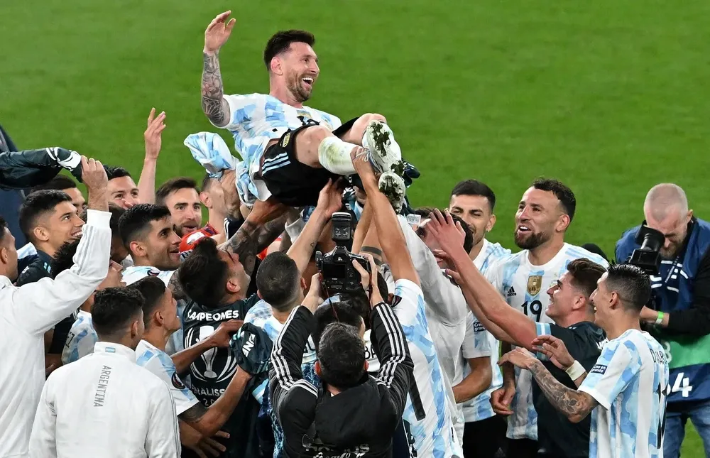 Tras ganar la Copa América, Messi fue levantado en andas por sus compañeros