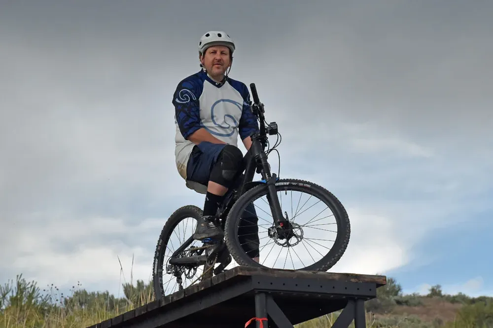 Duke siguió trabajando tras ganar su premio multimillonario.