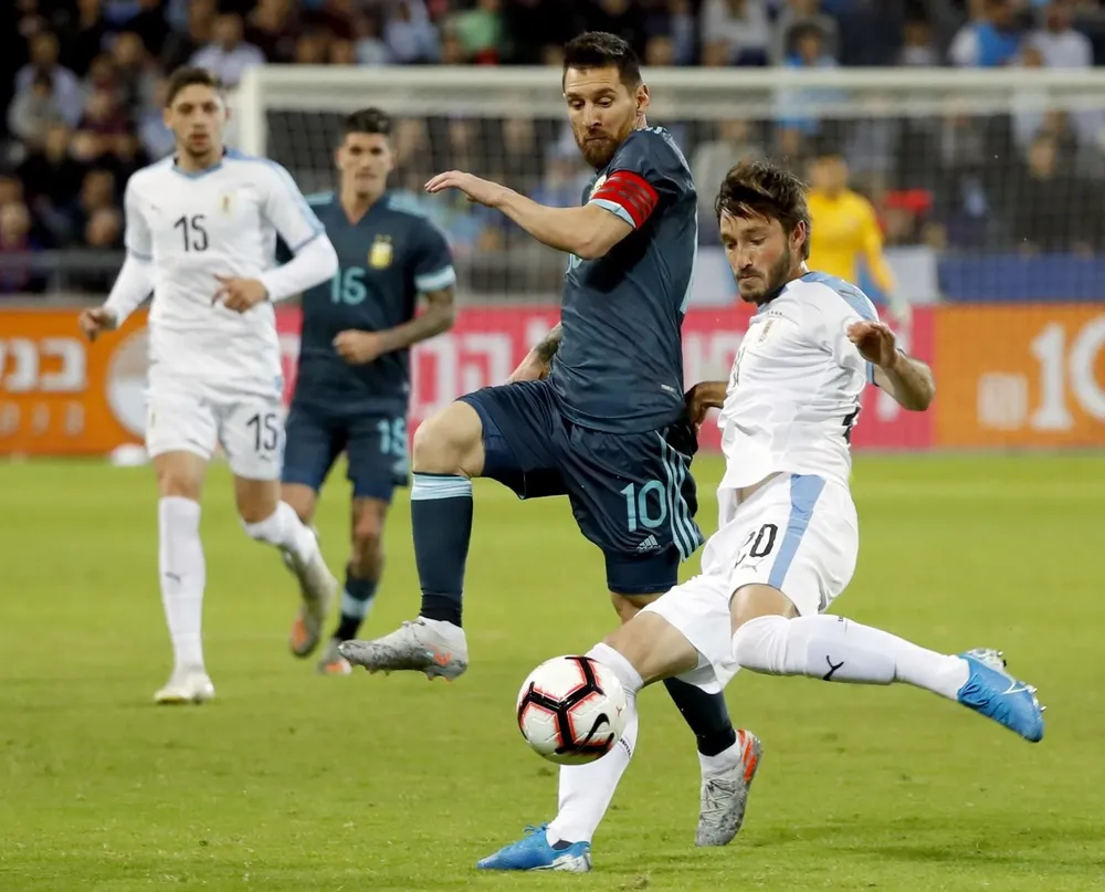 Matías Viña ante la marca de Lionel Messi