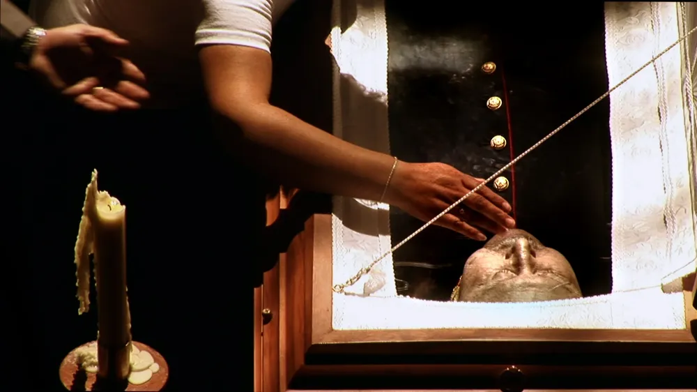 La película La muerte de Pinochet da cuenta de la fragmentación de la sociedad chilena