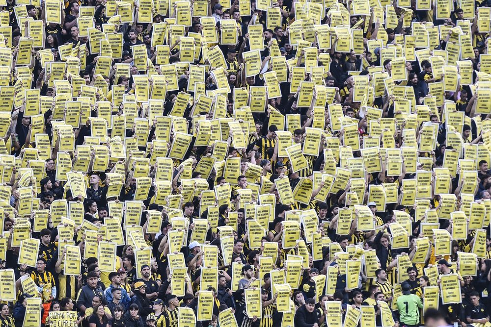 Los familiares de los hinchas de Peñarol detenidos en Brasil solicitaron uan reunión urgente con Omar Paganini