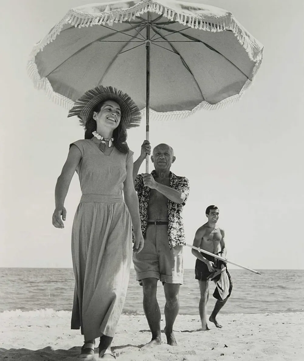 El artista malagueño, Pablo Picasso, disfrutando de un día de sol en la playa