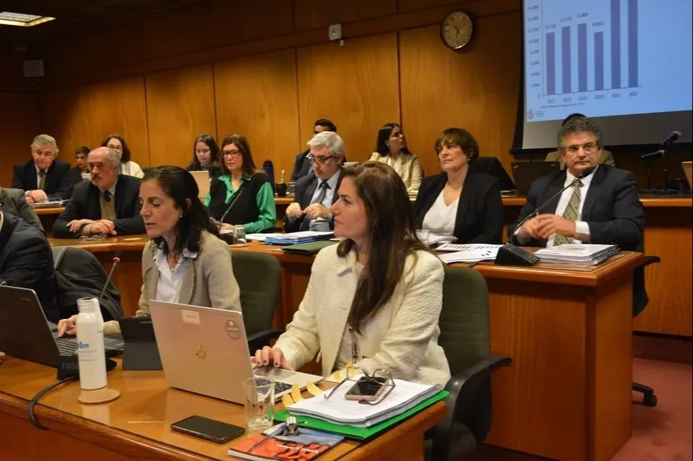 El equipo económico presentando la Rendición de Cuentas en Comisión del Parlamento. (archivo)