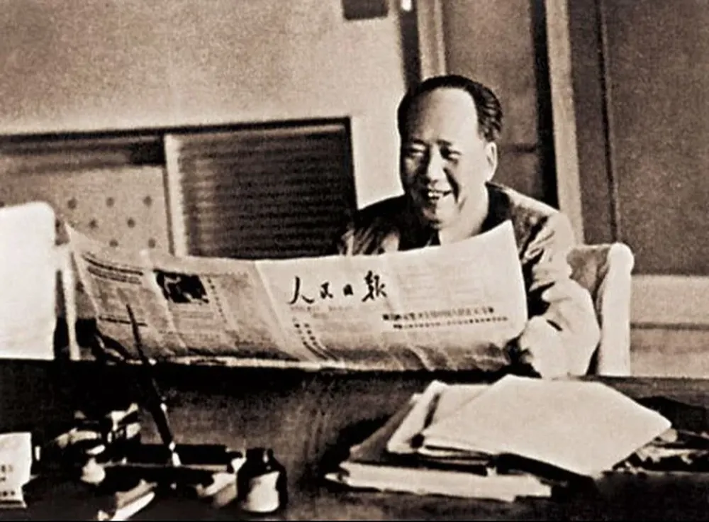 Mao Tse Tung en 1961 leyendo el “Diario del Pueblo”, 12 años después del triunfo de la revolución.
