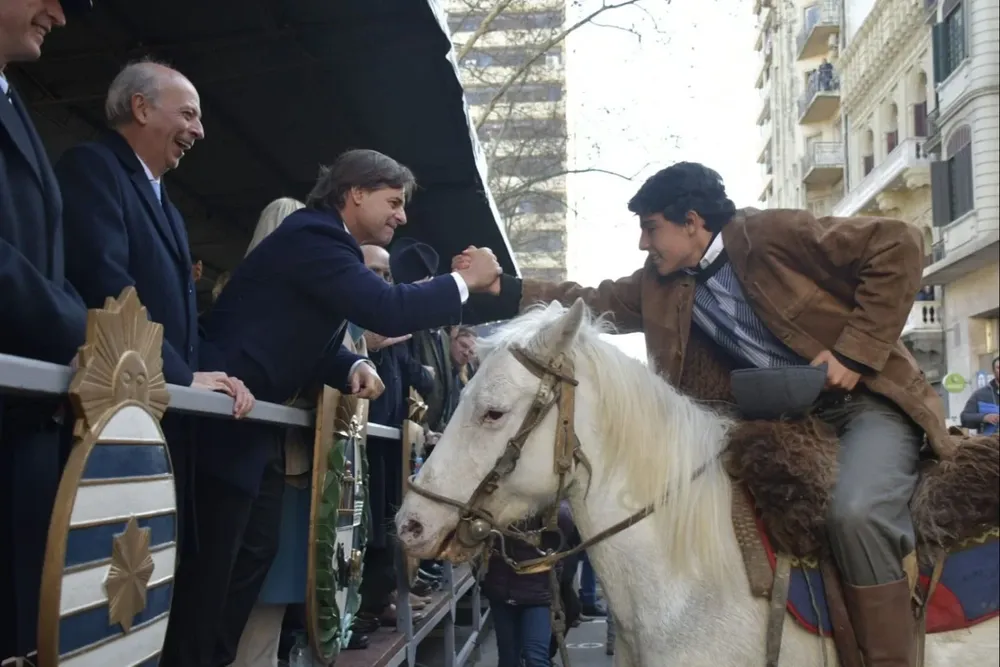 El presidente Lacalle y el ministro de Defensa en el acto en Plaza Matriz saludan a un jinete