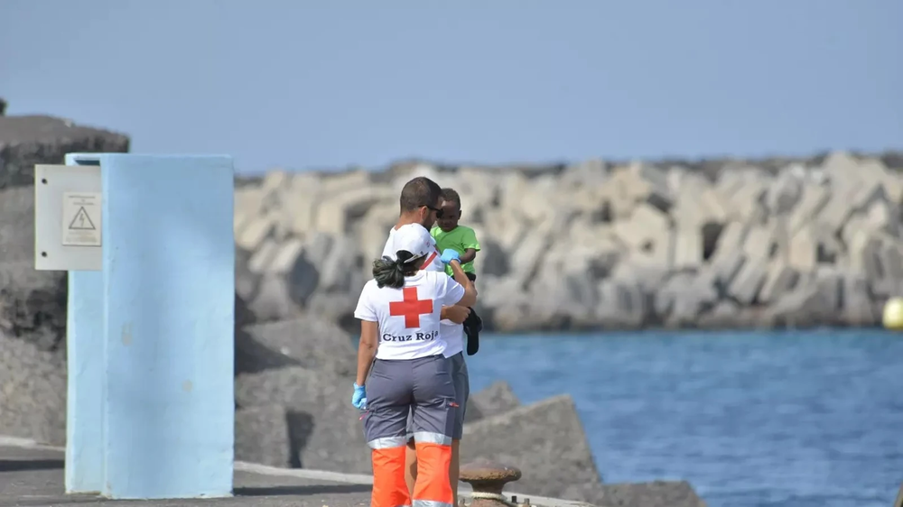Menores migrantes en Canarias asistidos por voluntarios de la Cruz Roja