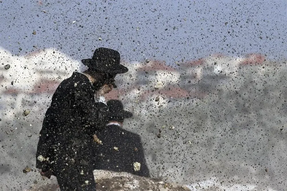 Israel- Un judío ultra-ortodoxo se enfrenta a la Policía israelí durante una protesta en Beit Shemesh