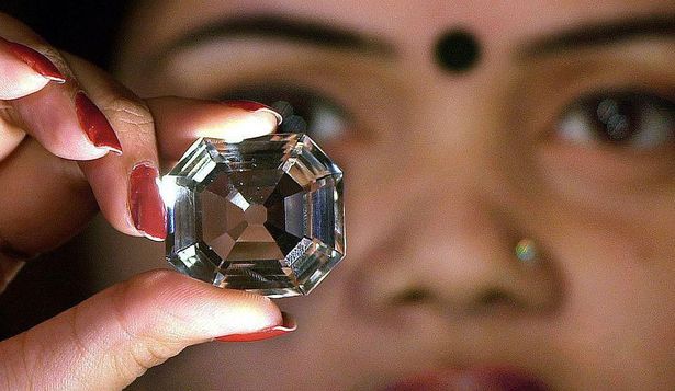 Una mujer sostiene una copia del diamante Koh-i-Noor.