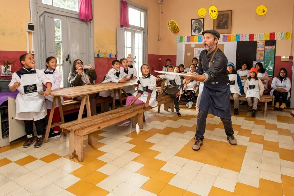 Diego Ruete es cocinero y educador, y recorre las escuelas de todo el país con Educocina.