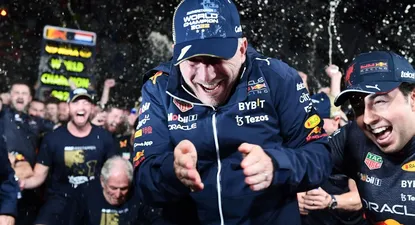 Verstappen celebra con su compañero Checo Pérez