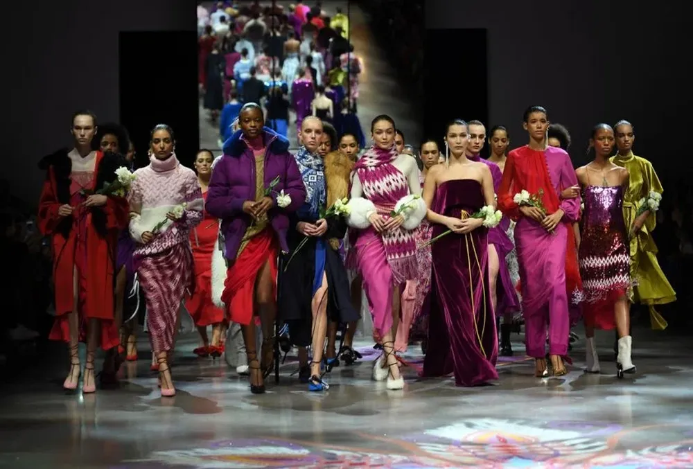 Prabal Gurung - Encabezadas por Gigi y Bella Hadid,las modelos cerraron el desfile con flores blancas en sus manos rosas blancas, como hicieron las artistas en los Grammy