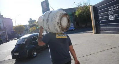 Descontarán $ 74 en recarga de supergás de 13 kg a unos 150 mil jubilados