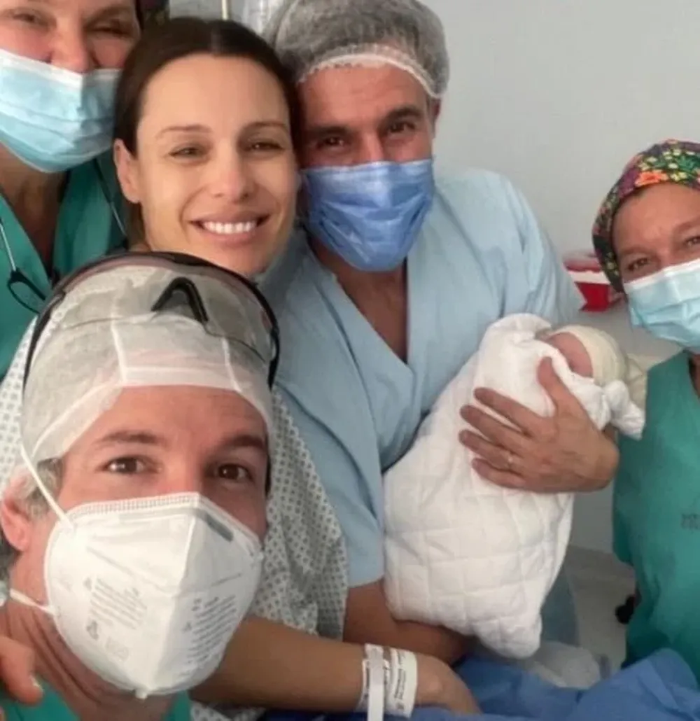 A horas de haber sido mamá, se conocieron las primeras imágenes de la hija de Pampita