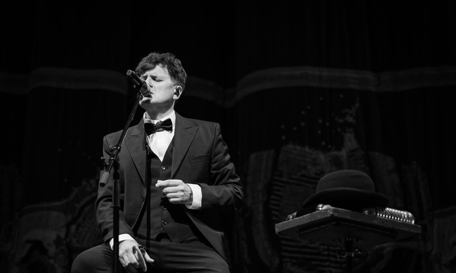 Andrés Ciro Martínez, cantante de Ciro y Los Persas, en uno de los conciertos sinfónicos de la banda