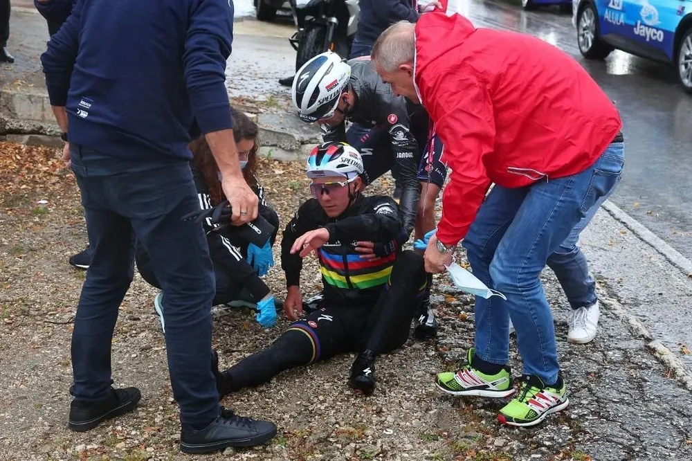 Remco Evenepoel tras su caída