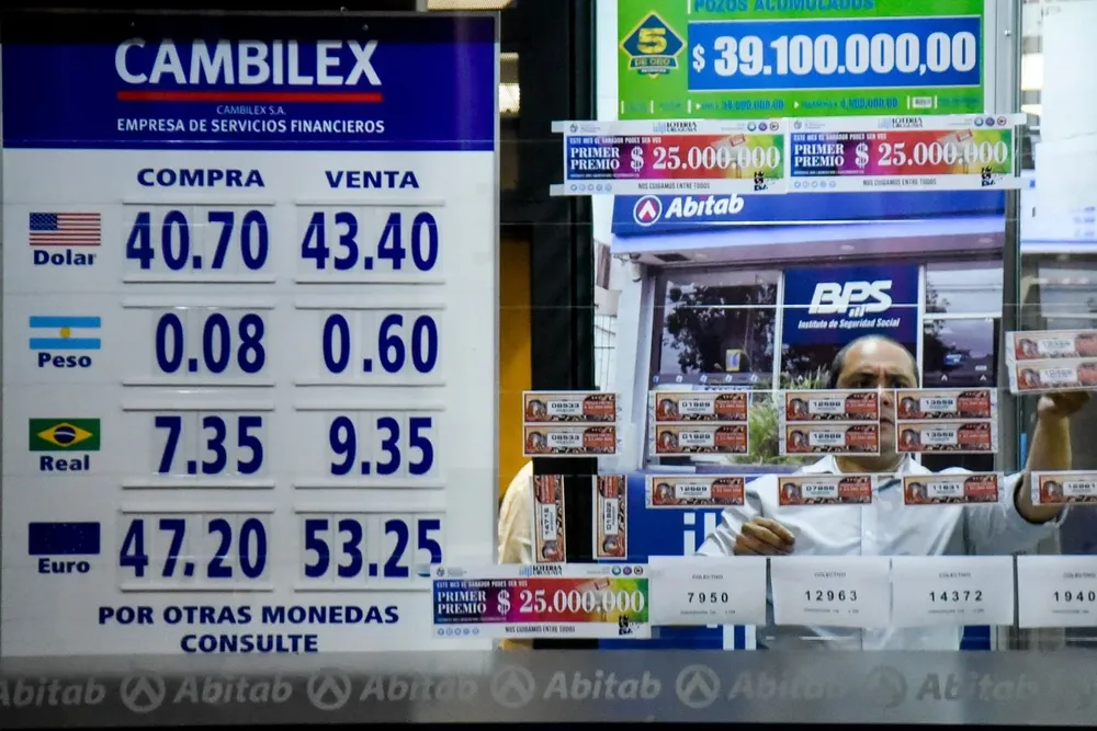 El dólar se ofrece arriba de $ 43 en la venta al público.