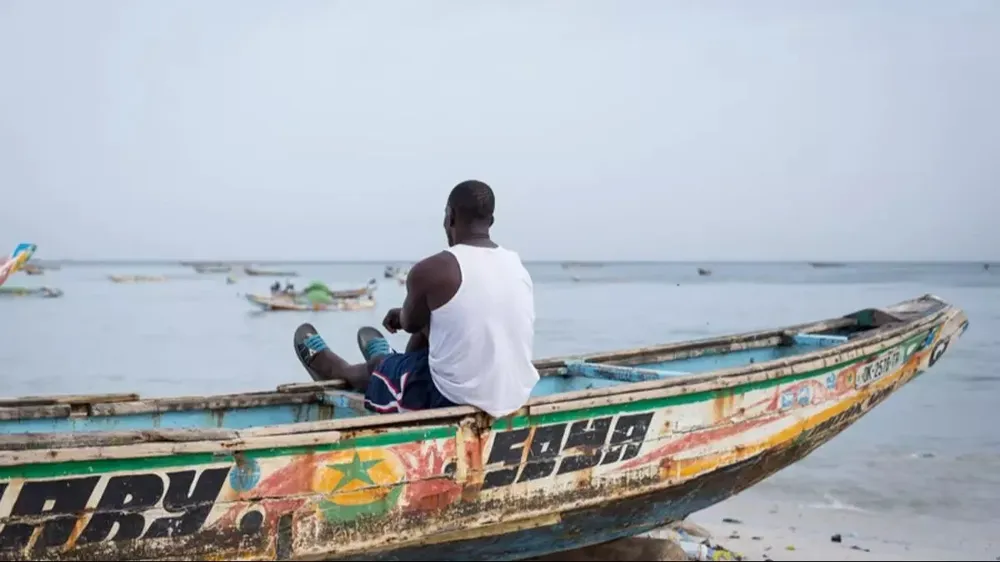 Imagen de archivo de un hombre sobre un cayuco en Thiaroye-sur-mer, comuna de Dakar
