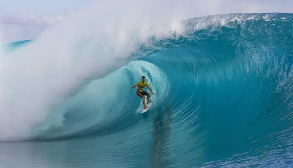 Francia. El brasileño Gabriel Medina surfea una ola durante el Billabong Pro Tahiti