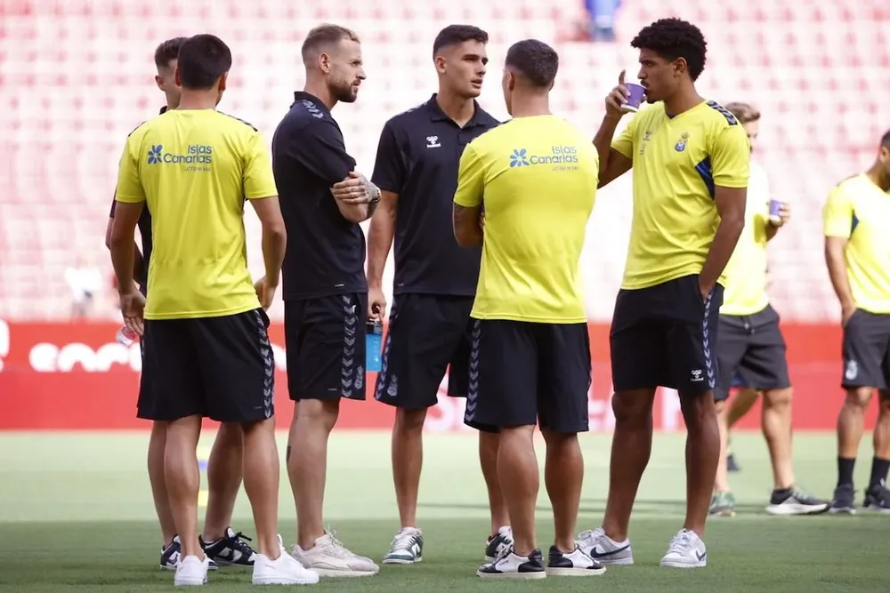 Los jugadores de Las Palmas que perdieron el avión, debieron viajar en un chárter de apuro para enfrentar a Sevilla