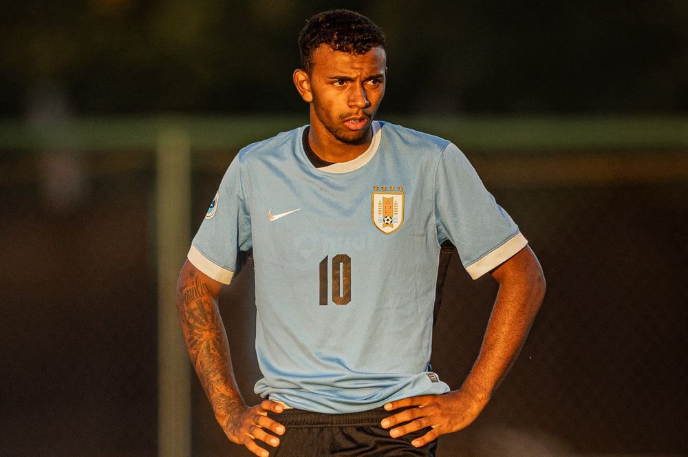 Thiago Brizuela anotó dos golazos de tiro libre para la selección uruguaya ante Colombia