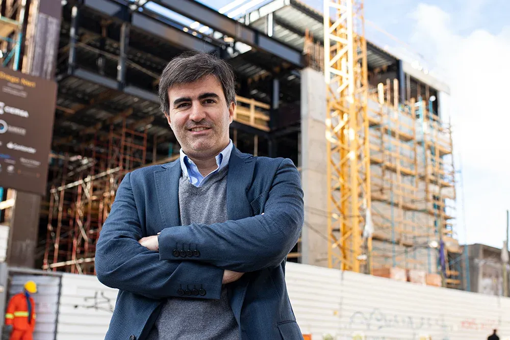 Marcos Soto en la obra del nuevo edificio de UCUBS en Estero Bellaco y 8 de octubre.