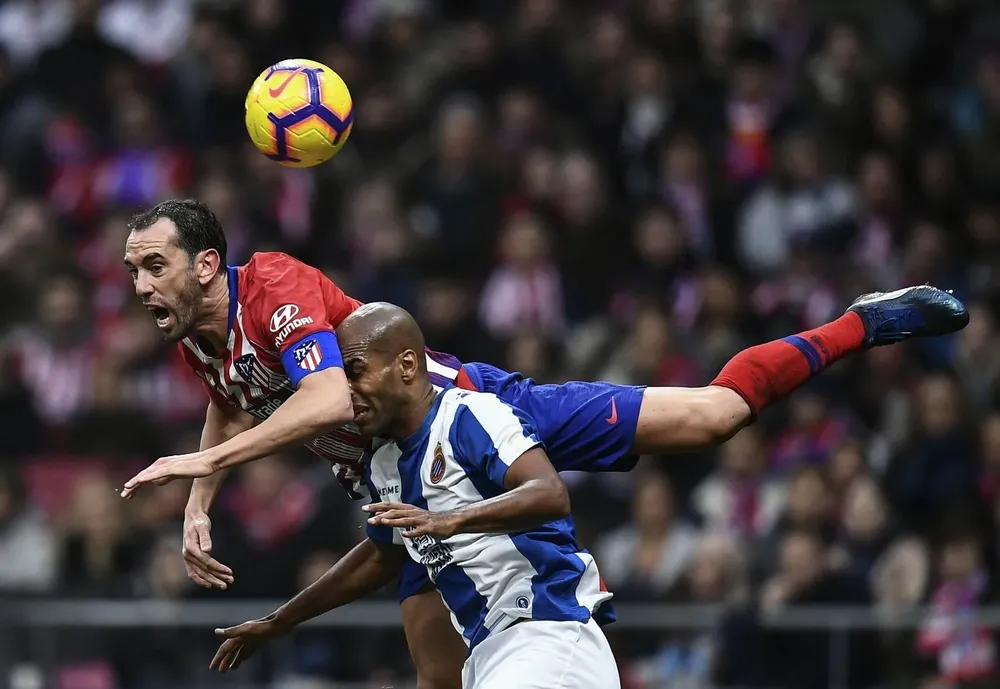 Godín le gana por arriba a Naldo
