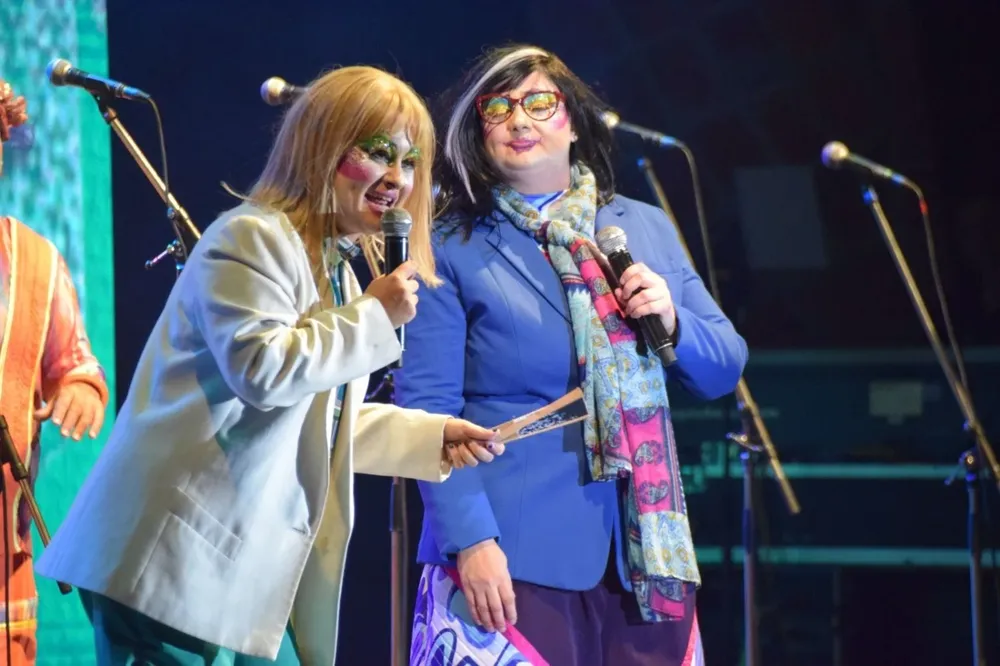 Jimena Vázquez y Jimena Márquez como Cosse y Obaldía