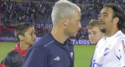 Un niño Emiliano Martínez, Israel Damonte y el Chino