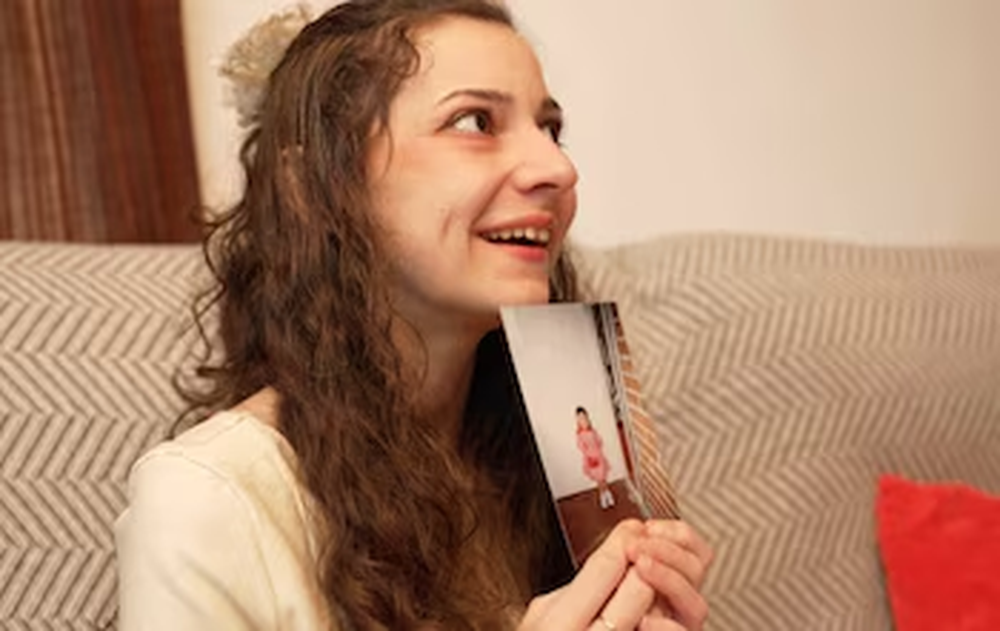 Noelia mostrando una de las fotografías de su infancia.