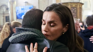 La reina Letizia consuela a uno de los familiares de las víctumas de la DANA trágica en Valencia.