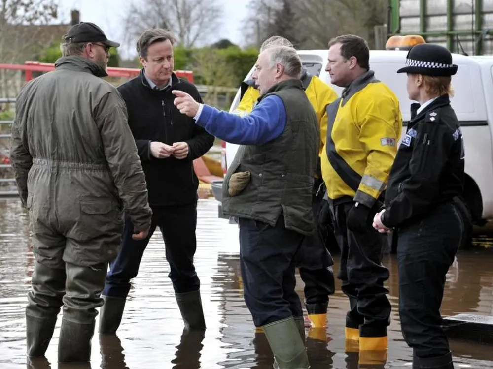 David Cameron recorre zonas inundadas