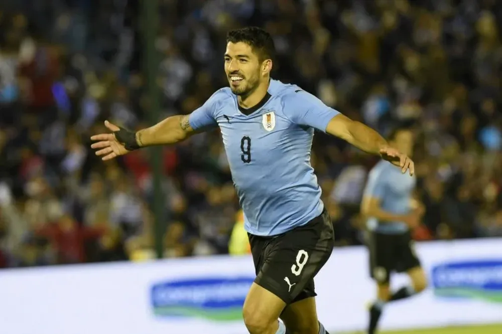 Luis Suárez en la lucha por el balón contra dos uzbekos