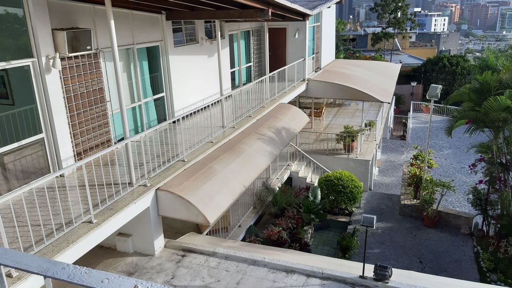 La residencia tiene seis habitaciones en suite, en varios niveles