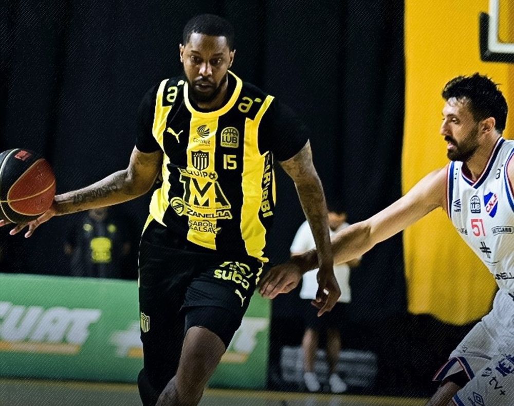 Brandon Robinson de Peñarol ante Gianfranco Espíndola de Nacional por la Liga Uruguaya de Básquetbol