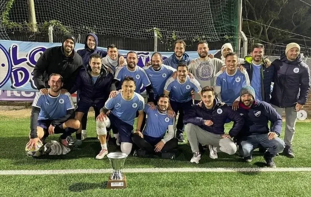 El campeón con su equipo